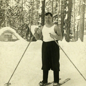 Предвоенная фотография Мусы Джалиля в Доме отдыха «Васильево». 1941