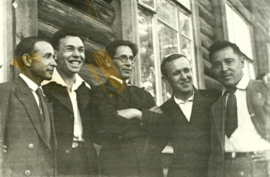 Слева направо Сибгат Хаким, Усман Альмеев, Нур Баян, Джаудат Файзи, Муса Джалиль у школы №13 г. Казани. 1939