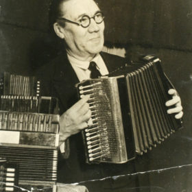 Файзулла Туишев с коллекцией гармоней