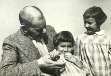 Максим Горький с внучками Дашей и Марфой. 1932