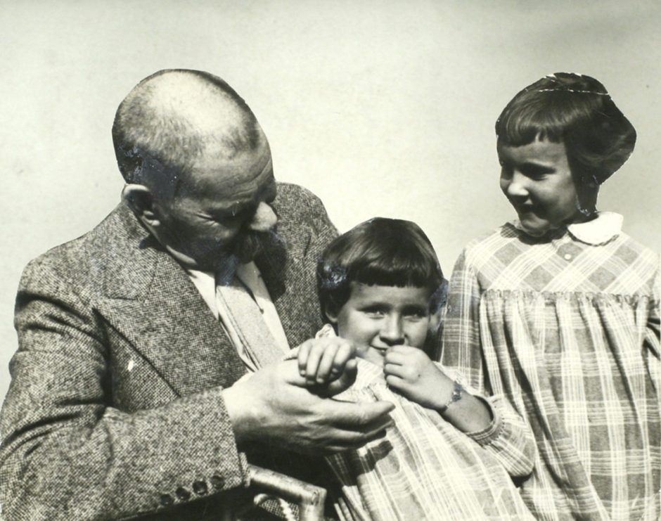 Максим Горький с внучками Дашей и Марфой. 1932